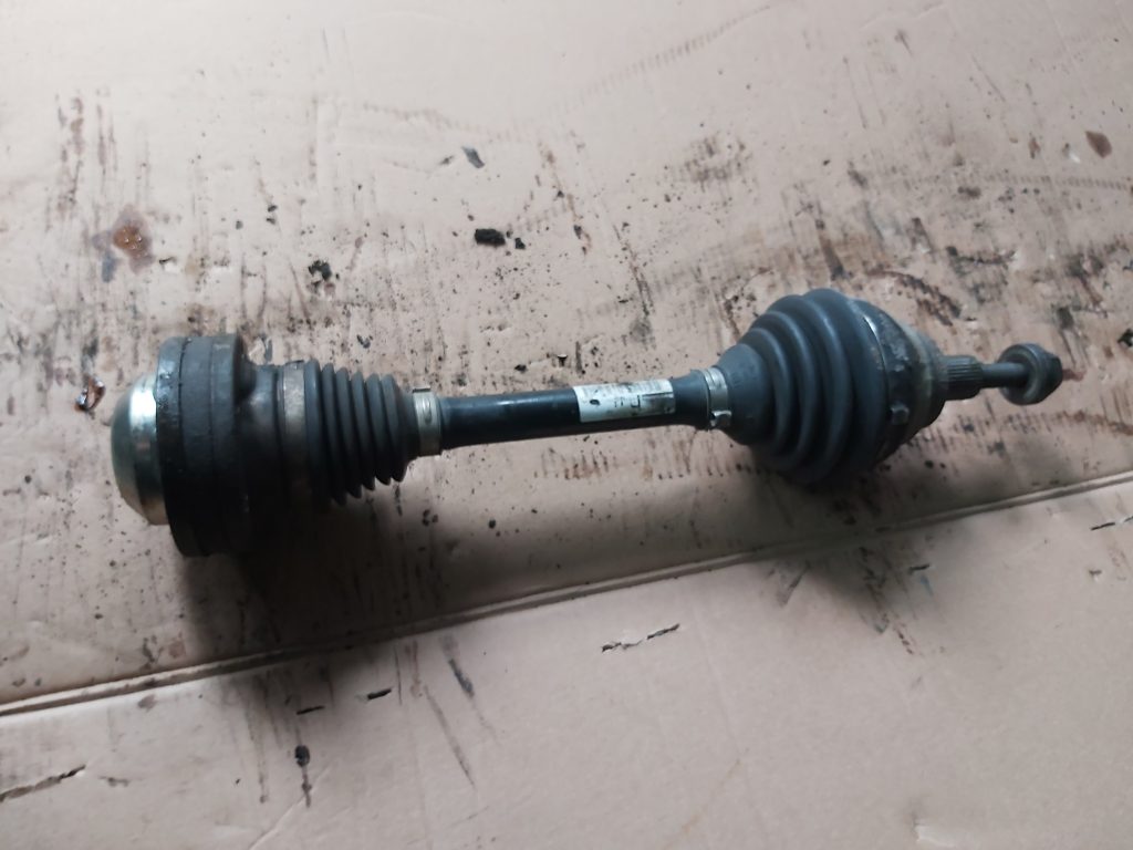 Pusass priekšējā kreisā priekš VW PASSAT 2007 UNIVERSAL SILVER