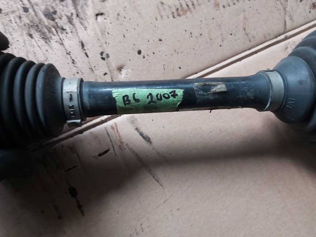 Pusass priekšējā kreisā priekš VW PASSAT 2007 UNIVERSAL SILVER