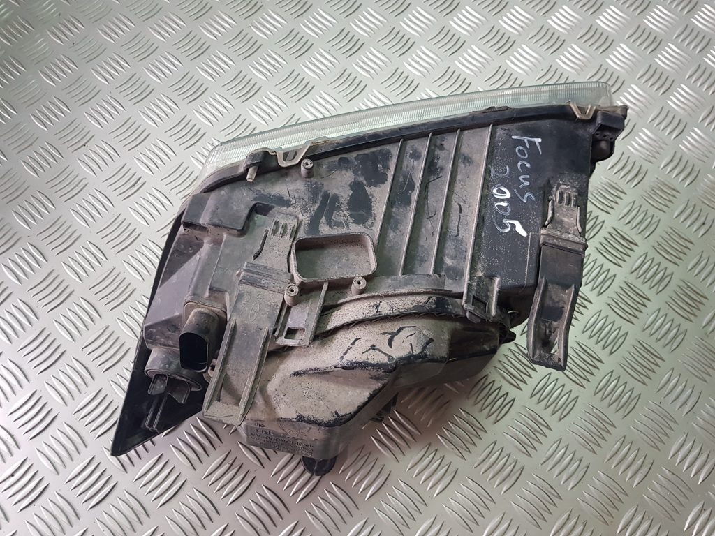 Priekšējais labais lukturis priekš FORD FOCUS 2006