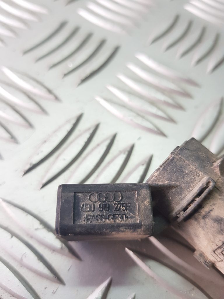 Parkošanās devējs priekš AUDI A4 2004 2 Parkošanās devējs priekš AUDI A4 2004