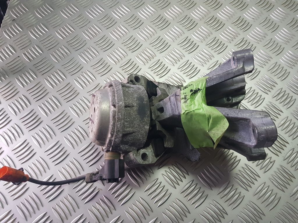 Dzinēja kronšteins priekš AUDI A7 2011 SPORTBACK 2 Dzinēja kronšteins priekš AUDI A7 2011 SPORTBACK