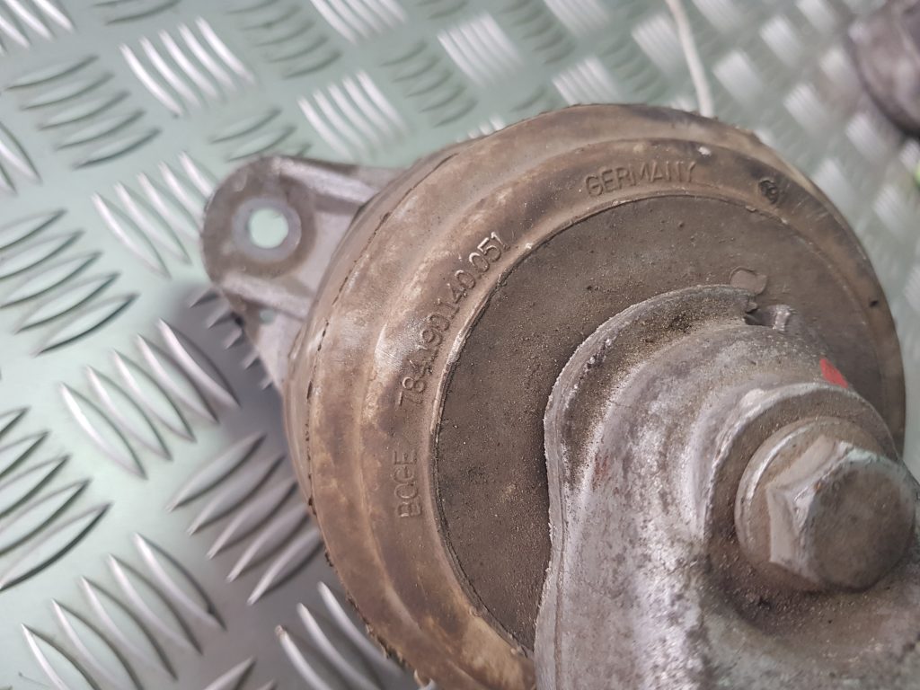 Dzinēja kronšteins priekš MERCEDES BENZ E250 W212 2014 4 Dzinēja kronšteins priekš MERCEDES BENZ E250 W212 2014