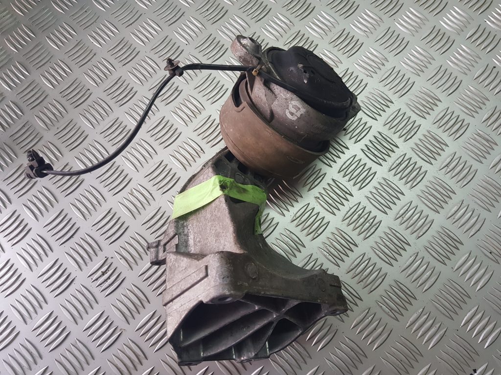 Dzinēja kronšteins priekš MERCEDES BENZ E250 W212 2014 1 Dzinēja kronšteins priekš MERCEDES BENZ E250 W212 2014