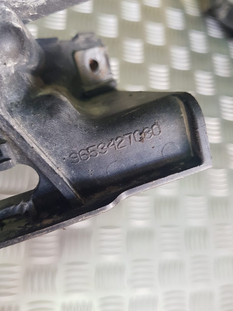 Priekšējā spārna un bufera stiprinājums priekš PEUGEOT 407 2005