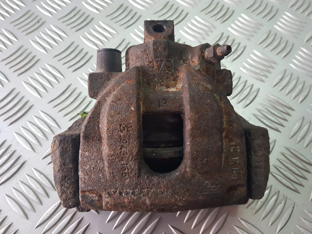 Aizmugurējais kreisais suports priekš VOLVO V70 2003 GREY 1 Aizmugurējais kreisais suports priekš VOLVO V70 2003 GREY