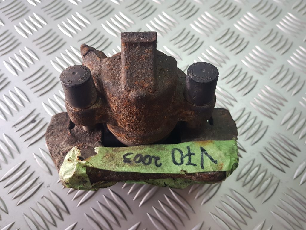 Aizmugurējais kreisais suports priekš VOLVO V70 2003 GREY 2 Aizmugurējais kreisais suports priekš VOLVO V70 2003 GREY