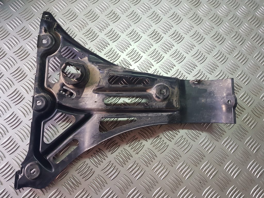 Aizmugurējā spārna un bufera stiprinājums priekš BMW 530D E61 2006 TOURING TITANSILVER 1 Aizmugurējā spārna un bufera stiprinājums priekš BMW 530D E61 2006 TOURING TITANSILVER