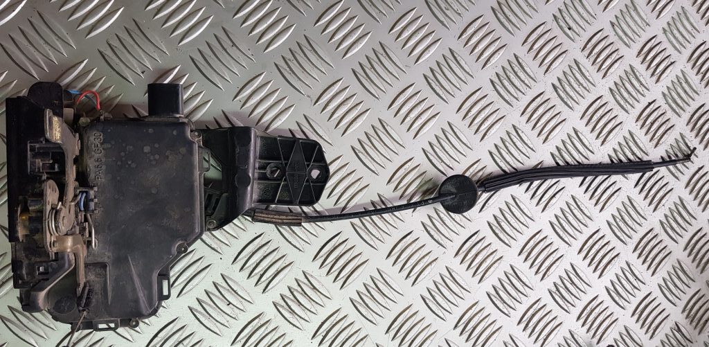 Aizmugurējo kreiso durvju slēdzene priekš VW PASSAT 2000 BLUE 1 Aizmugurējo kreiso durvju slēdzene priekš VW PASSAT 2000 BLUE