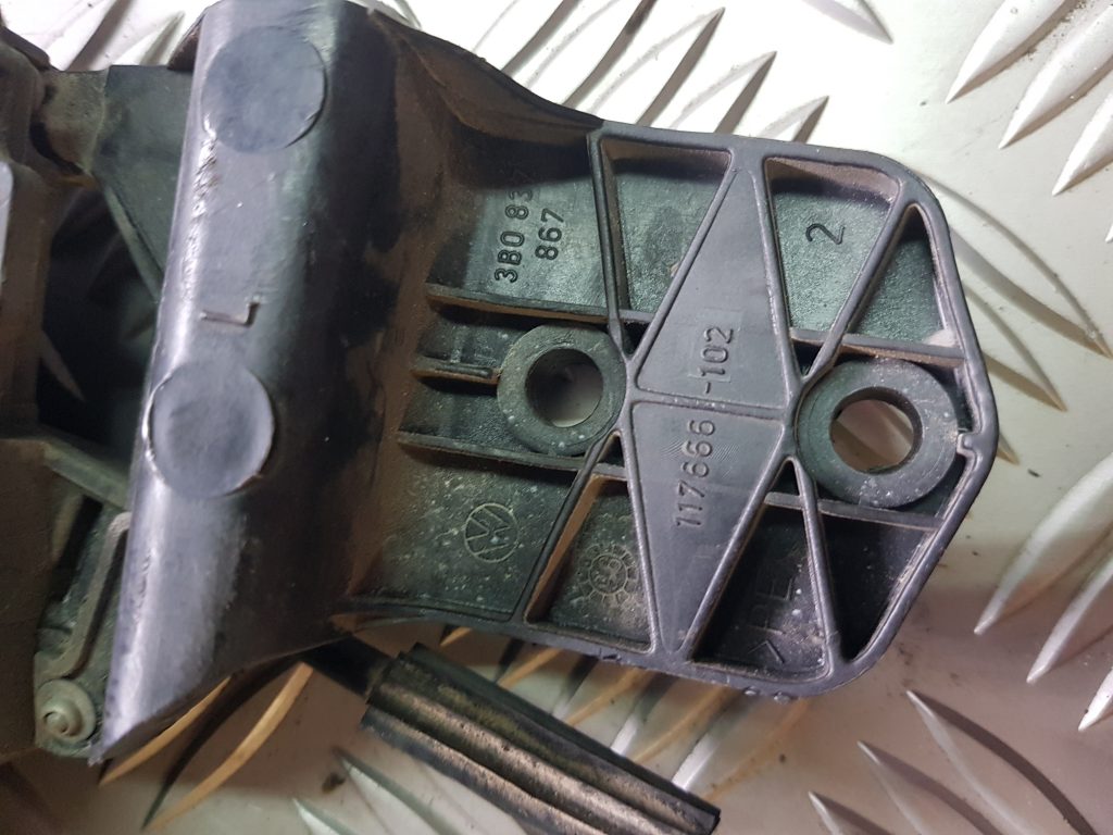 Aizmugurējo kreiso durvju slēdzene priekš VW PASSAT 2000 BLUE 3 Aizmugurējo kreiso durvju slēdzene priekš VW PASSAT 2000 BLUE