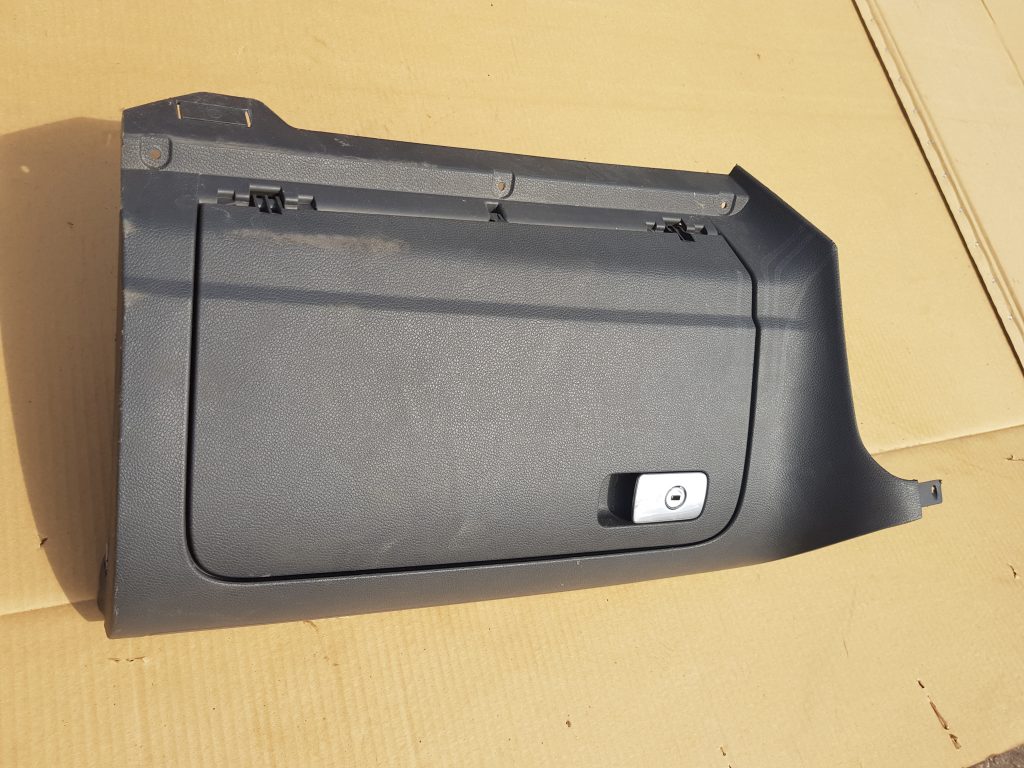 Mantu glabāšanas nodalījums pasažiera pusē priekš VW GOLF 5 2006 1 Mantu glabāšanas nodalījums pasažiera pusē priekš VW GOLF 5 2006