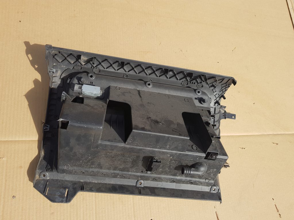 Mantu glabāšanas nodalījums pasažiera pusē priekš VW GOLF 5 2006 2 Mantu glabāšanas nodalījums pasažiera pusē priekš VW GOLF 5 2006