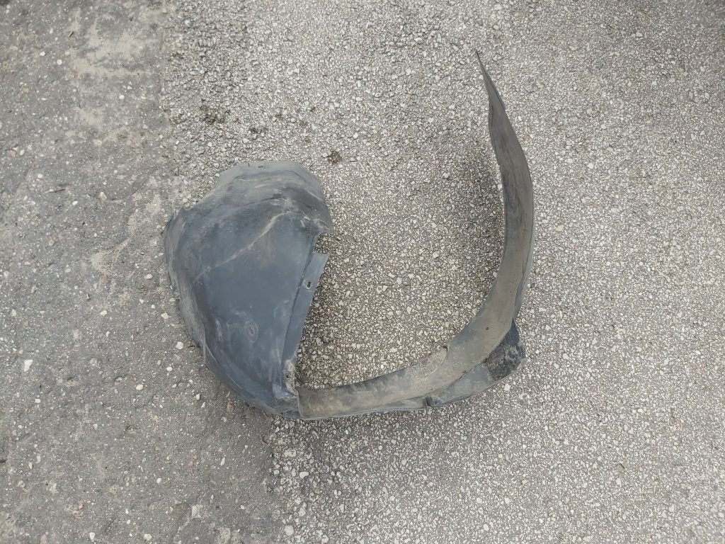 Priekšējais kreisais paspārns priekš AUDI A4 1996 1 Priekšējais kreisais paspārns priekš AUDI A4 1996