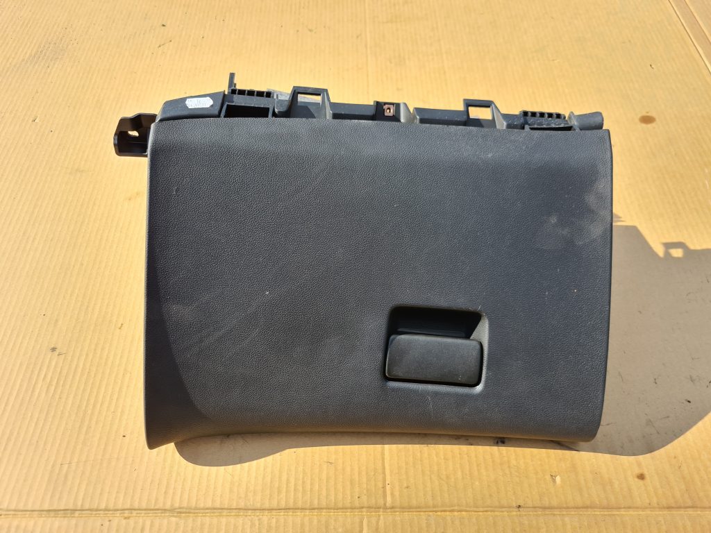 Mantu glabāšanas nodalījums pasažiera pusē priekš OPEL ASTRA J 2011