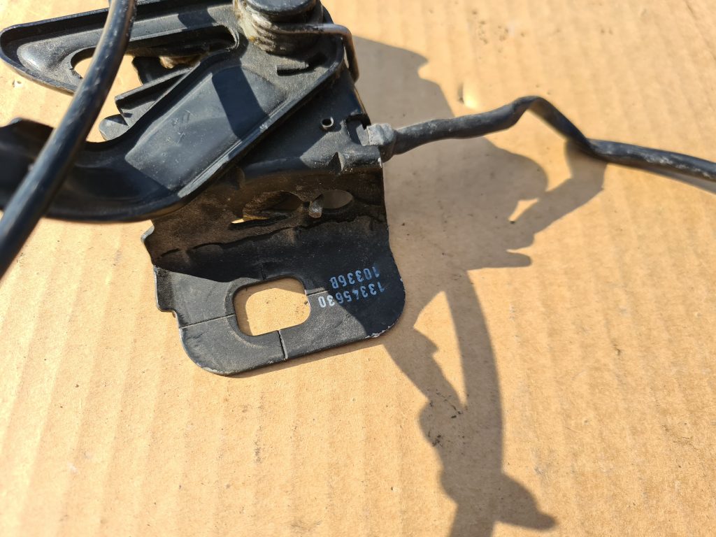 Pārsega slēdzene priekš OPEL ASTRA J 2011 2 Pārsega slēdzene priekš OPEL ASTRA J 2011