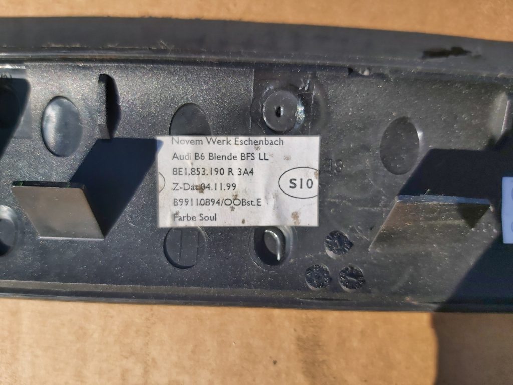 Mērinstrumentu paneļa dekoratīvā uzlika priekš AUDI A4 2001