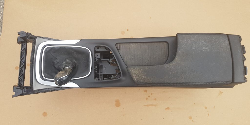 Centrālās konsoles apdares lielākā daļa priekš OPEL INSIGNIA SPORTS TOURER 2010 1 Centrālās konsoles apdares lielākā daļa priekš OPEL INSIGNIA SPORTS TOURER 2010