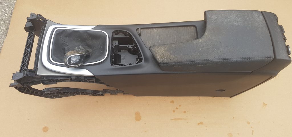 Centrālās konsoles apdares lielākā daļa priekš OPEL INSIGNIA SPORTS TOURER 2010 3 Centrālās konsoles apdares lielākā daļa priekš OPEL INSIGNIA SPORTS TOURER 2010