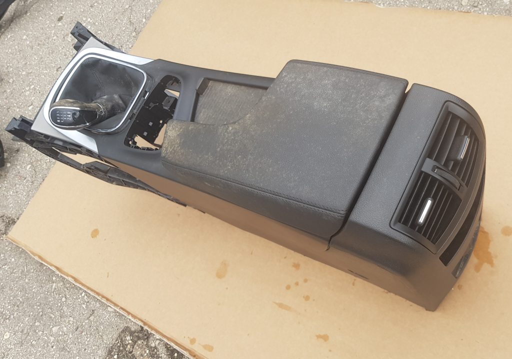 Centrālās konsoles apdares lielākā daļa priekš OPEL INSIGNIA SPORTS TOURER 2010 2 Centrālās konsoles apdares lielākā daļa priekš OPEL INSIGNIA SPORTS TOURER 2010