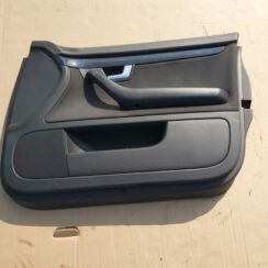 Priekšējo labo durvju apdare priekš AUDI A4 2004