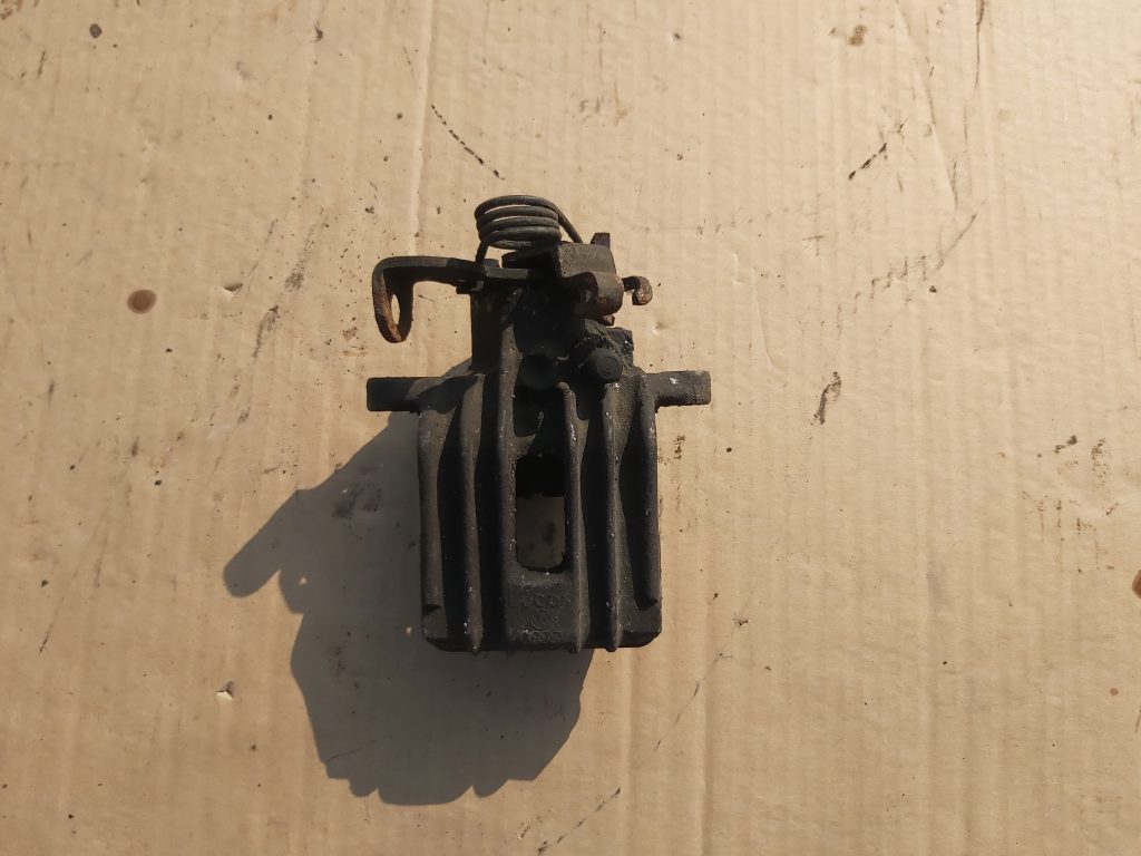 Aizmugurējais kreisais suports priekš AUDI A4 2004