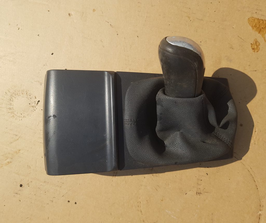 Pārnesumu pārslēgšanas kloķa auduma pārvalks priekš ŠKODA FABIA 2003 1 Pārnesumu pārslēgšanas kloķa auduma pārvalks priekš ŠKODA FABIA 2003