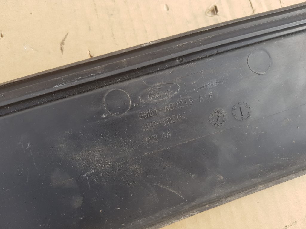 Vējstikla uzlikas (deflektora) režģis priekš FORD FOCUS 2016 2 Vējstikla uzlikas (deflektora) režģis priekš FORD FOCUS 2016