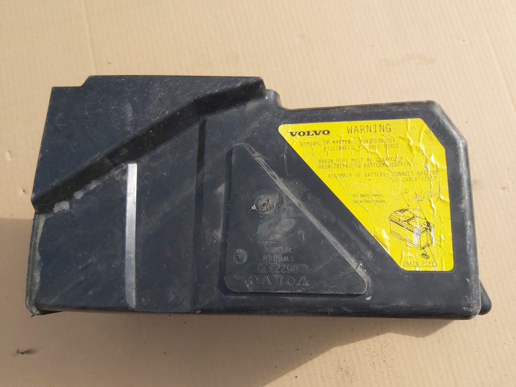 Akumulatora vāks priekš VOLVO V70 2002 SILVER 1 Akumulatora vāks priekš VOLVO V70 2002 SILVER