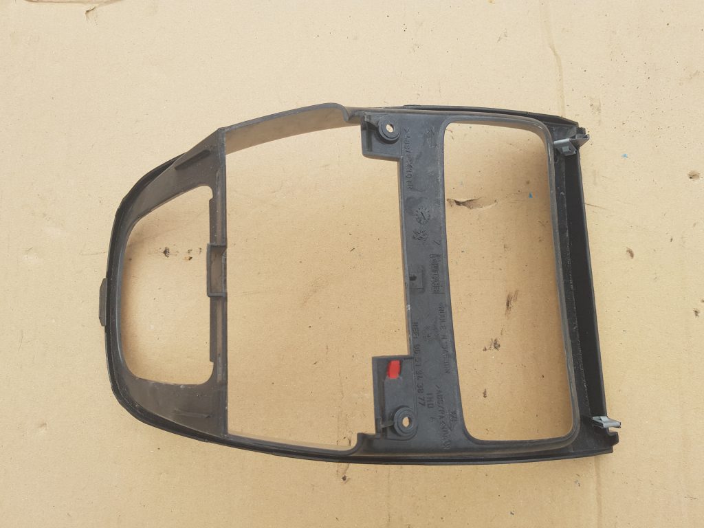 Dekoratīvs rāmis pārnesumu selektoram priekš PEUGEOT 307 2007