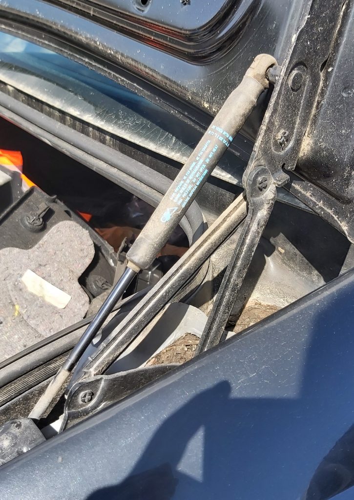 Bagažnieka vāka amortizators priekš PEUGEOT 407 2005