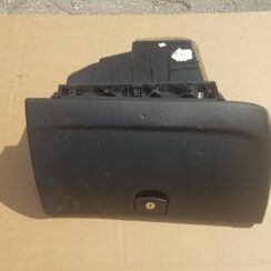 Mantu glabāšanas nodalījums pasažiera pusē priekš PEUGEOT 407 2005