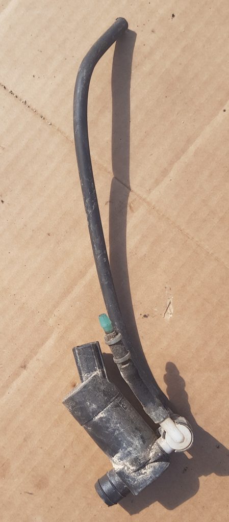 Mazgātāja šķidruma sūknis priekš VOLVO XC70 2004 1 Mazgātāja šķidruma sūknis priekš VOLVO XC70 2004