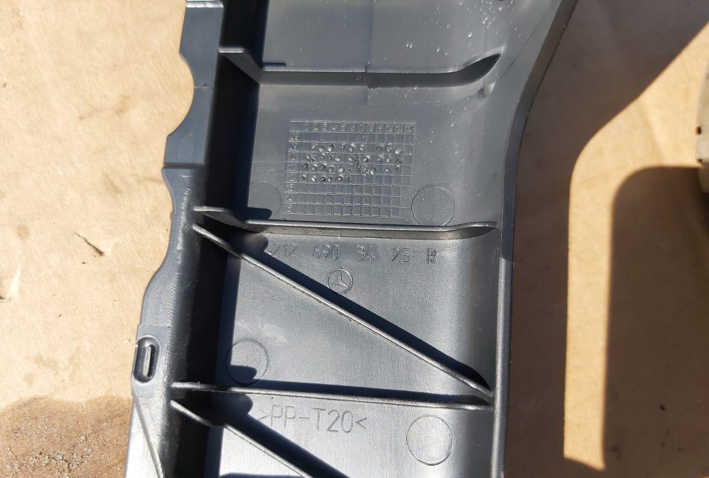 Bagažnieka nodalījuma statnes apdare priekš MERCEDES BENZ E250 W212 2014 2 Bagažnieka nodalījuma statnes apdare priekš MERCEDES BENZ E250 W212 2014