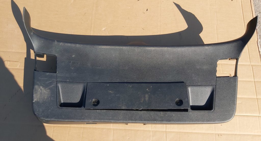 Bagāžnieka vāka liela apdare priekš VW PASSAT 2007 UNIVERSAL SILVER 1 Bagāžnieka vāka liela apdare priekš VW PASSAT 2007 UNIVERSAL SILVER