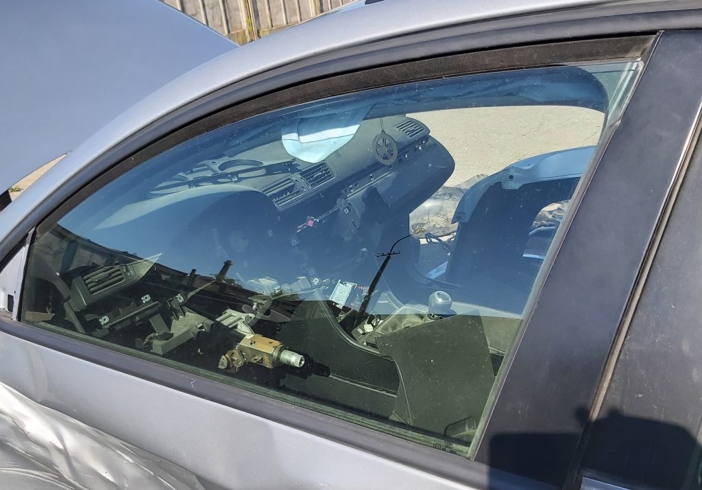 Priekšējo kreiso durvju stikls priekš VW PASSAT 2007 UNIVERSAL SILVER 1 Priekšējo kreiso durvju stikls priekš VW PASSAT 2007 UNIVERSAL SILVER