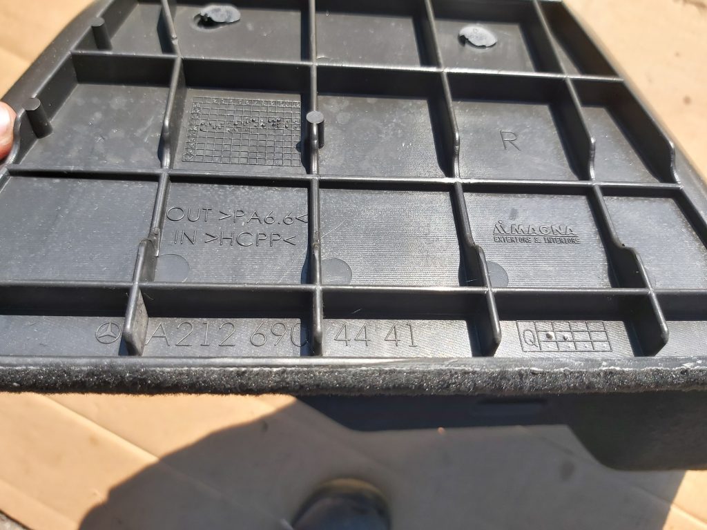 Bagāžnieka nodalījuma sānu apdare priekš MERCEDES BENZ E250 W212 2014