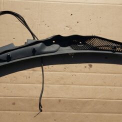 Vējstikla uzlikas (deflektora) režģis priekš MERCEDES BENZ E250 W212 2014