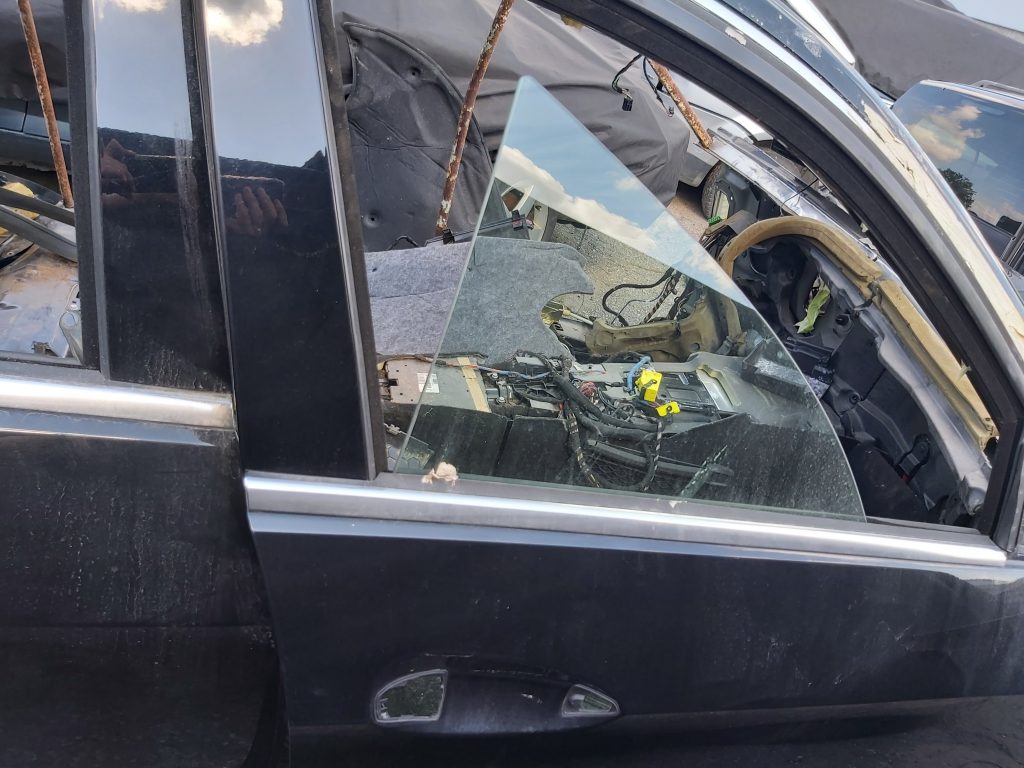 Priekšējo labo durvju stikls priekš MERCEDES BENZ E250 W212 2014 1 Priekšējo labo durvju stikls priekš MERCEDES BENZ E250 W212 2014