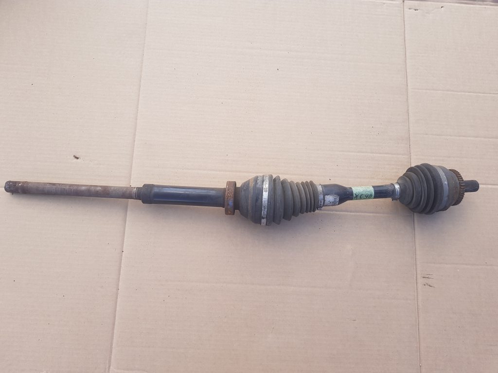 Pusass priekšēja labā priekš VOLVO XC90 2004 1 Pusass priekšēja labā priekš VOLVO XC90 2004