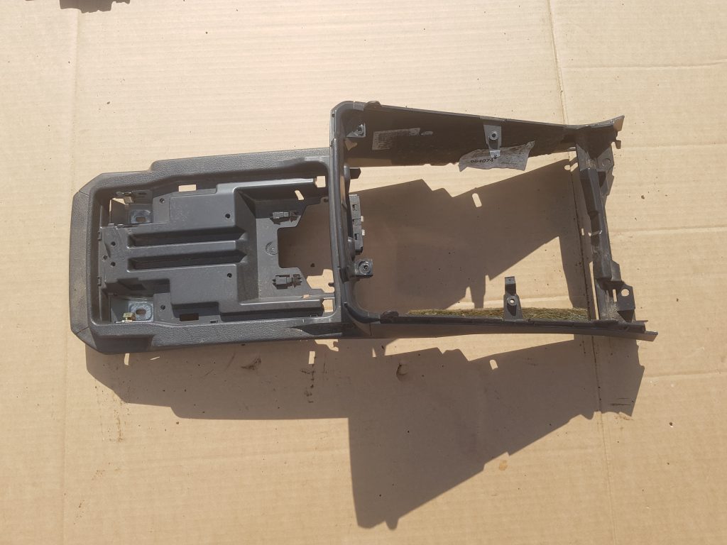 Centrālās konsoles iekšējā plastmasa priekš VOLVO XC90 2004 1 Centrālās konsoles iekšējā plastmasa priekš VOLVO XC90 2004