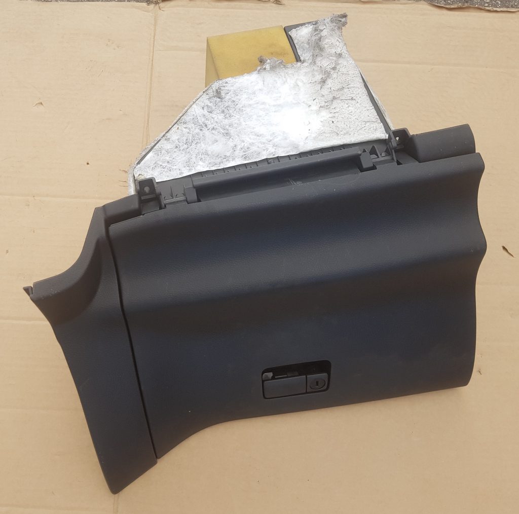 Mantu glabāšanas nodalījums pasažiera pusē priekš NISSAN X-TRAIL 2007