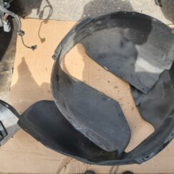 Priekšējais kreisais paspārns priekš VOLVO C30 2008 BLACK