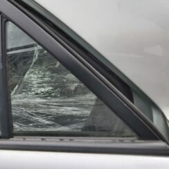 Kreiso durvju stūra stikls priekš MAZDA 6 2006