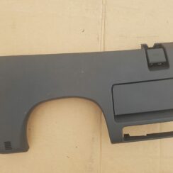 Mērinstrumentu paneļa apdare (zem stūres) priekš MAZDA 6 2006