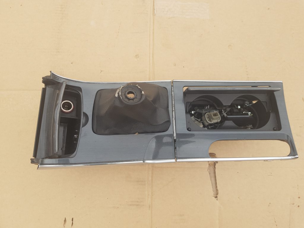 Centrālās konsoles (apdares) vidēja daļa priekš MAZDA 6 2006 1 Centrālās konsoles (apdares) vidēja daļa priekš MAZDA 6 2006