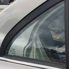 Labo durvju stūra stikls priekš TOYOTA AVENSIS 2004
