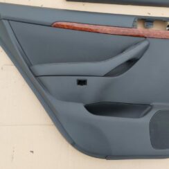 Aizmugurējo kreiso durvju apdare priekš TOYOTA AVENSIS 2004