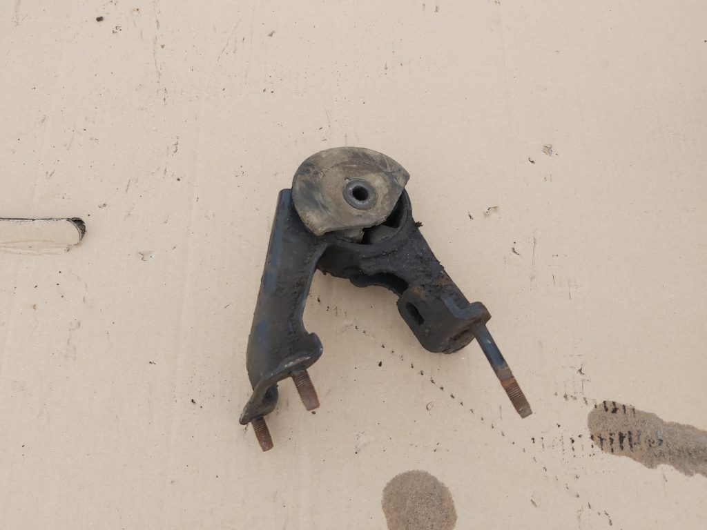 Dzinēja spilvens priekš TOYOTA AVENSIS 2004 1 Dzinēja spilvens priekš TOYOTA AVENSIS 2004