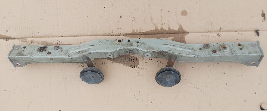 Priekšējā radiatora rāmja augšēja daļa priekš TOYOTA AVENSIS 2004