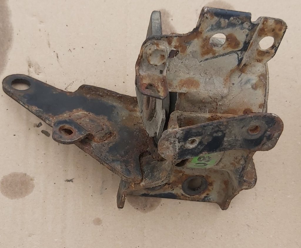 Dzinēja spilvens priekš TOYOTA AVENSIS 2004 1 Dzinēja spilvens priekš TOYOTA AVENSIS 2004