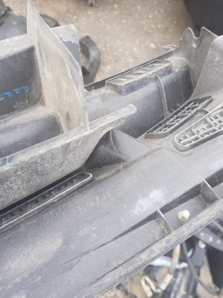 Vējstikla uzlikas (deflektora) režģis priekš TOYOTA HILUX 2009